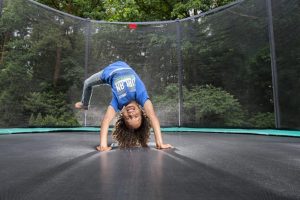 Trampolin-mit-Sicherheitsnetz-300x200